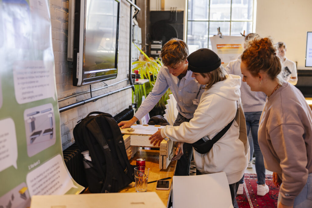 Studenten van Hogeschool Inholland presenteren hun project bij BouwLab.